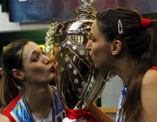 ed Elitsa Vasileva con la Supercoppa Italiana
